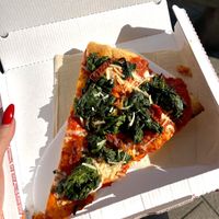 Pizza farcita: base margherita + spinaci, pomodorini secchi e formaggio. Tutto 100% vegan. Prezzo: 5.50 fr. Buonisssssima🍕💚 at Natural Food in Lugano