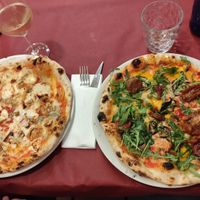 A la izquierda, pizza llanisca tres quesos y a la derecha, pizza vegana at Pizzeria La Compuerta Llanes in Llanes
