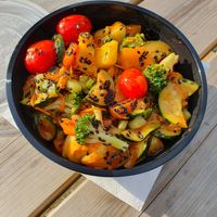 Wok met 5 verschillende groenten en sesam zaadjes at Happy Bun's in Hellevoetsluis