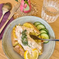 Bakad potatis med "skagenröra". Superhungrig och glömde nästa fota. Mätt och glad blev jag. at Queen Beans in Uppsala