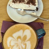 Cookie Cheesecake and Pumkin spice latte. Wow, this cake melts in my mouth. Delicious☕️❤️ at Queen Beans in Uppsala