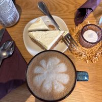 Carrot cake and latte ⭐️⭐️⭐️⭐️⭐️  at Queen Beans in Uppsala