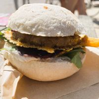 Classic burger met heerlijke gebakken vegan cheddar at terra food truck in Zeebrugge