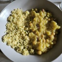 Cus cus con coliflor, garbanzos y pasas at Szelence Cafe in Budapest