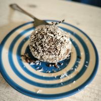 Bola de chocolate y coco at Szelence Cafe in Budapest