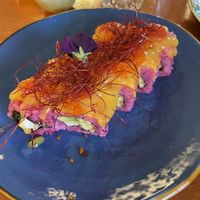 Roll con riso alla barbabietola e mango come topping (un po’ piccanti per il peperoncino)  at Temakinho Milano Navigli in Milan