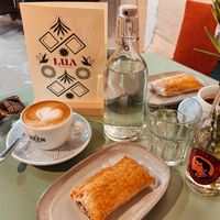 Zwamcijsjes en cappuccino (met verschillende plantaardige melk mogelijk)  at LUA Coffee & Treats in Zwolle