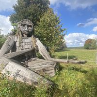 Large wooden sculpture in the back gardenn  at Kakor & Kackel in Knaered