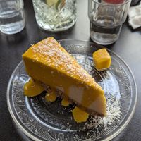 "Cheesecake" mangue 

Base noix, avoine et datte, cream cheeze de cajou et citron vert, coulis de mangue at Monkey Mood in Capbreton