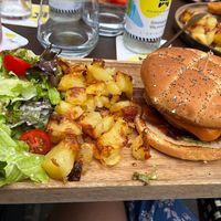 Burger mit Bacon und karamellisierten Zwiebeln  at Vertueux in Agde