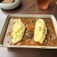 Bourgognon mit Jackfruit, dazu Brot  at Vertueux in Agde