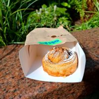 Cinnamon swirl, avec raisins secs 😋 at Okja in East London