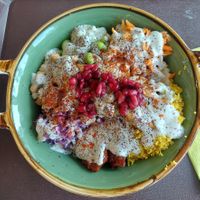 Vegan Bowl mit Fake Chicken auf Erbsenbasis at Dadashi in Hamburg