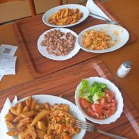Potato wedges, bean salad, đuveđ, fresh green and tomato salad. at Restoran Markat in Pula