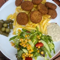 Ich hatte den Falafel Teller. Ich habe dazu gesagt, dass wir vegan sind. Da hat sie statt der üblichen Sauce selbst gemachten Humus dazu getan. 🤩 at Jan Restaurant in Bad Schwartau
