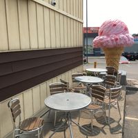 Outside seating at Flapdoodles Ice Cream in Rochester