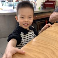 De jongeman kan je goed helpen met kiezen uit het menu  at Mama in the Kitchen - 郑嬷嬷的素食堂  in Shenzhen