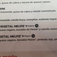 La dirección en el maps no es correcta, aunque está muy cerca: justo al lado del bueger king. Tienen tamaño familiar, mediana y pequeña at Pizzería Carlos - Ave Albufera in Madrid