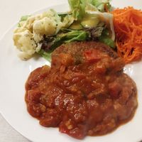 レンコンミートハンバーグ
ラタトゥイユソース
サラダ
ライス付き
ボリューム満点ソースが美味しい
ビーガンチーズもお願いしてソ at Cafebar Miyami in Tokyo