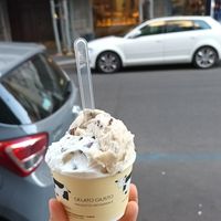 Straciatella and banana with choc chunks at Gelato Giusto in Milan