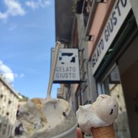 coppetta piccola arachidi, caramello e cioccolato / cono piccolo cocco e stracciatella at Gelato Giusto in Milan