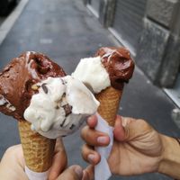 Chocolate and banana-nuts-chocolate flavours at Gelato Giusto in Milan