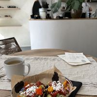 Op het schapje de huishemaakte mole en chiliolie.  at Tepoz in Amsterdam