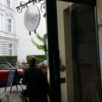 Entry and terrace at Mae's in Bonn