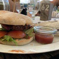 Veganer Burger mit Pommes   at grafengrün. Restaurant in Dusseldorf