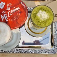 Latté et matcha au lait végétal at LA MEZZANINE in Valenciennes