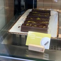 Vegan pistachio raspberry bar at Naked & Sated - Embajadore in Madrid