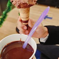 Helado triple chocolate y hot chocolate at Gelato al Quadrato in Bergamo