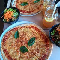 Margherita vegana, insalata mista e tè freddo al limone at Aposto Aschaffenburg in Aschaffenburg