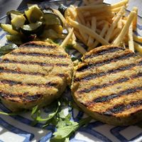 Burger vegan con contorni a scelta  at Cohiba in Fertilia