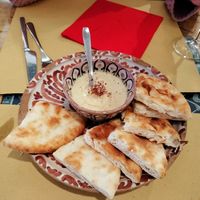 Naan con hummus at Orient Experience in Venice