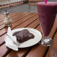 Chocolate Brownie + Berry Shake at Playing With Eels in Berlin