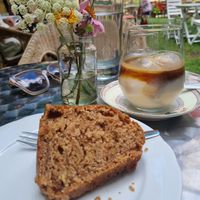 Apfelkuchen, Kardamomlimonade, iced coffee at frei Yoga & Café in Vienna