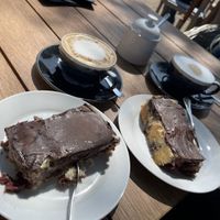 sehr leckere vegane Donauwelle und Cappuccino mit Hafermilch.  at Café Nu in Prerow