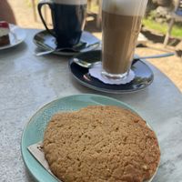 Erdnusscookie und Latte  at Café Nu in Prerow
