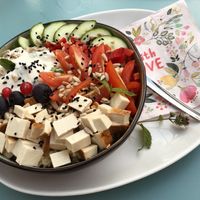 vegane Dinkel-Couscous Bowl mit Räuchertofu  at Svenja's Café in Nehren