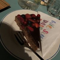 veganer Schoko-Nuss-Kuchen mit Obst  at Svenja's Café in Nehren