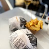 Dos Hamburgesas veganas wrapped. No plates, cool! at Frankfurt Kiki's in Premia De Mar