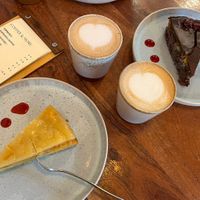 2 vegane Kuchen und Cappuccino mit Hafermilch   at Café Hommage in Erfurt