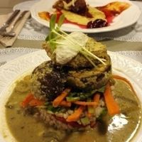 Curry verde and grilled tempeh con chipotle at Rayen Vegano in Madrid