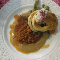 Seitan pasty with tomato sauce and mash at Rayen Vegano in Madrid