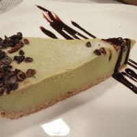 avocado lime ginger raw cake at Rayen Vegano in Madrid