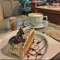 Carrot cake and soy latte at Rayen Vegano in Madrid