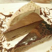 vegan cakes: avocado, tahini and praliné at Rayen Vegano in Madrid