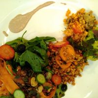 Plato único del menú ensalada at Rayen Vegano in Madrid