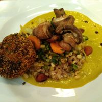 Plato principal menú dos platos at Rayen Vegano in Madrid